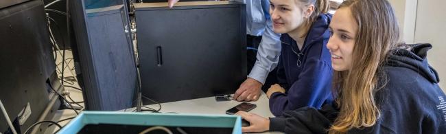 Zwei junge Frauen schauen sich einen Computer an