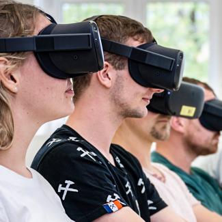 Studierende bei einer Vorlesung mit VR-Brillen