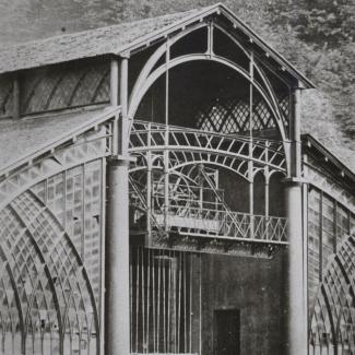 Historische Fotografie der Westfassade der Gießhalle der Sayner Hütte