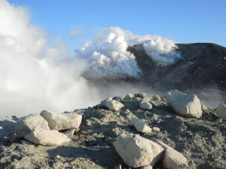 Kudryavy Vulkan - Hochtemperatur-Fumarolen mit Molybdän- und Indium-Präzipitation (17.07.2013)
