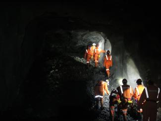 Exkursionsgruppe begutachtet und beprobt Abbau einer Cu-Reicherzzone in ca. 400 m Teufe, Neves Corvo Cu-Zn-Sn-In-Se-Ag-Au-Mine, Portugal. (02.10.2019)