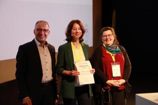 Der Thomas Gessner Award des Fraunhofer-Institut für Elektronische Nanosysteme (ENAS) geht 2024 an die junge Wissenschaftlerin Marieke Stapf von der TU Bergakademie Freiberg. 